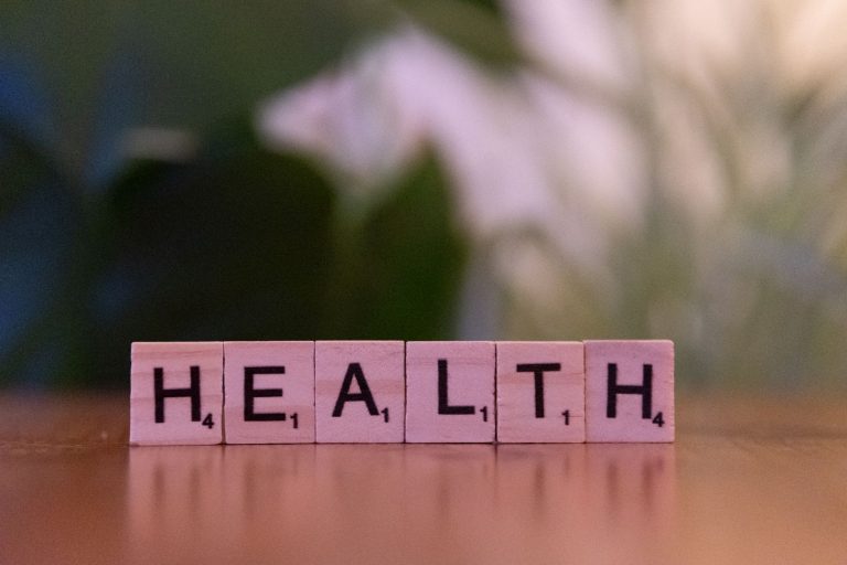 Close-up of Scrabble tiles spelling 'Health' on a wooden table with a blurred background. — Novi automati za igre i trendovi